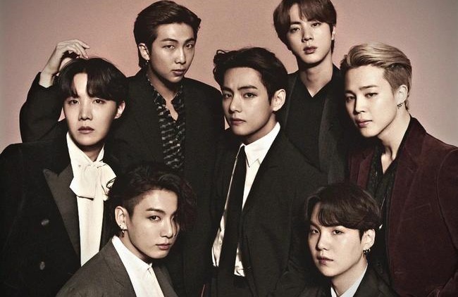 Nhóm nhạc BTS, dự kiến sẽ tái hợp với đầy đủ 7 thành viên vào cuối tháng 6, sau khi Min Yoongi (SUGA) thành viên cuối cùng xuất ngũ. 