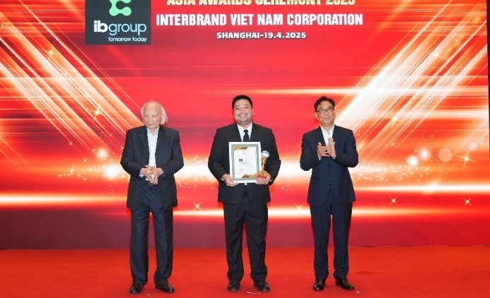 Ông Tony Nguyen - Giám đốc Quan hệ quốc tế IB Group Việt Nam nhận giải Top 10 Thương hiệu mạnh Châu Á 2025 (Strong Asia Brand 2025)