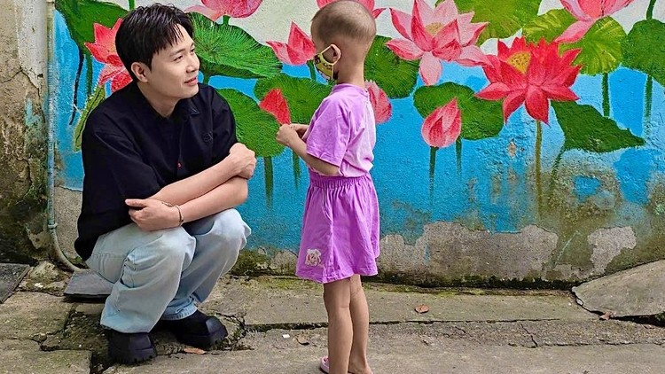 Ca sĩ Phạm Anh Duy và FC Oil lan tỏa yêu thương qua dự án “Nụ cười ở lại”