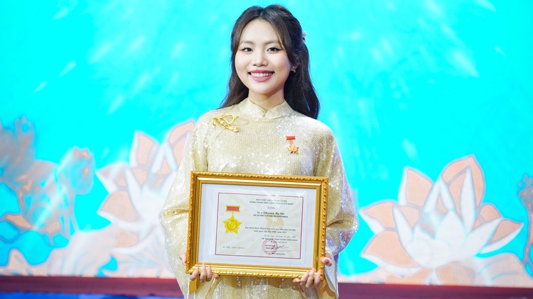 Phương Mỹ Chi nhận huy hiệu Thanh niên tiên tiến, ghi nhận hành trình mang văn hóa truyền thống đến công chúng