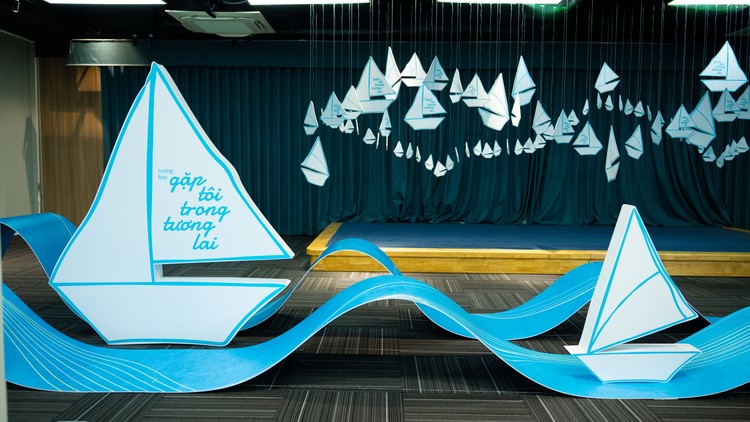 Lấy cảm hứng từ những “con thuyền ý tưởng” ra khơi, Trưng bày “Gặp tôi trong tương lai” mở ra một không gian sắp đặt sáng tạo để giới thiệu 268 ý tưởng sáng tác sách thiếu nhi về chủ đề quyền tự do khám phá và lựa chọn nghề nghiệp vượt qua khuôn mẫu giới của trẻ em. 