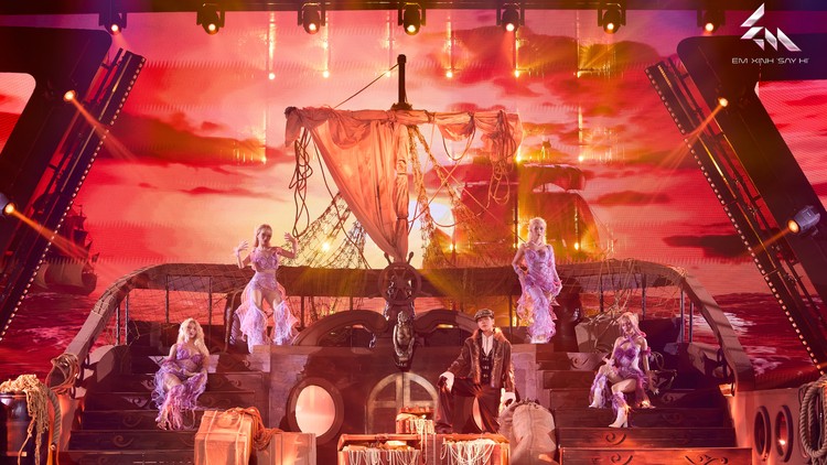 "Gã săn cá" của đội 52Hz gây sốt với màn đầu tư về concept và trang phục. 