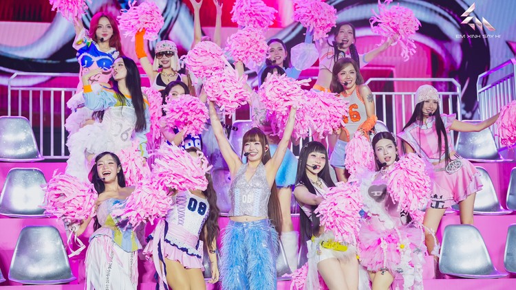 Chùm ảnh: Bữa tiệc màu sắc tại đêm concert đầu tiên của Em Xinh "Say Hi" 