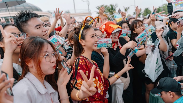 Em Xinh Quỳnh Anh Shin giao lưu cùng fan