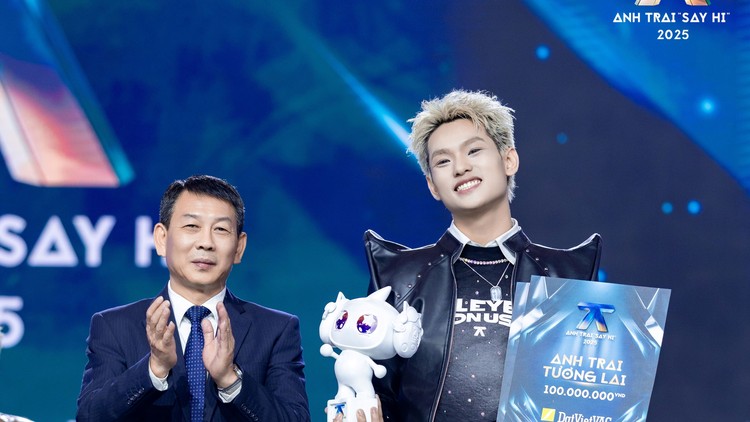 Bùi Trường Linh nhận giải “Anh Trai Tương Lai” từ đại diện Bộ VH-TT&DL tại đêm Chung kết Anh Trai Say Hi 2025