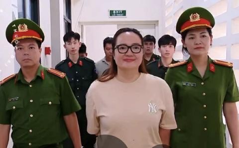 Bà Hoàng Thị Hường (còn gọi Hoàng Hường, 38 tuổi) vừa bị Cơ quan Cảnh sát điều tra, Bộ Công an khởi tố ngày 3/10.