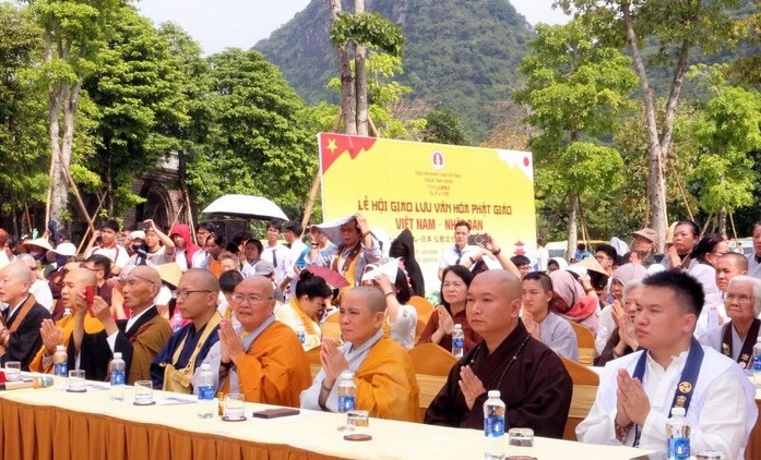 Tăng ni, phật tử và du khách tham gia Lễ hội giao lưu văn hóa Phật giáo Việt Nam và Nhật Bản.