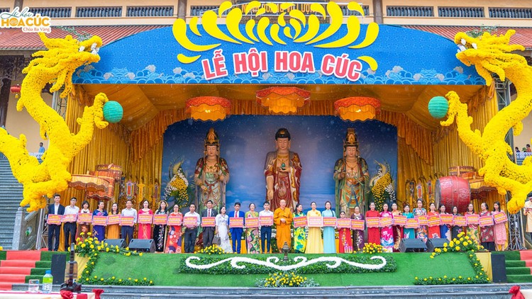 Lễ hội Hoa Cúc chùa Ba Vàng 2020 – Hướng về miền Trung thân yêu chính thức được khai mạc vào sáng ngày 25/10.