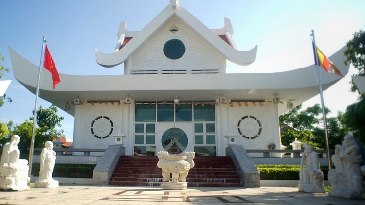 Ngôi chùa màu trắng đặc biệt ở Quảng Bình 