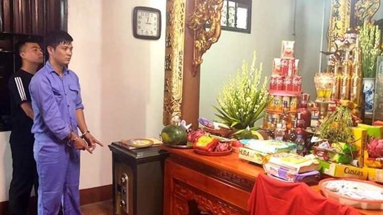 Đối tượng Trần Ánh Ngọc chỉ chiếc két sắt mà y đã cậy phá, trộm cắp tiền tại Đền Bát Nàn, TP.Việt Trì.