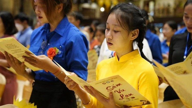 Nghi thức tụng kinh Sám Vu Lan, Sám Mục Liên và phát nguyện tinh thần theo Đức Phật tại chùa Tam Chúc (Hà Nam).