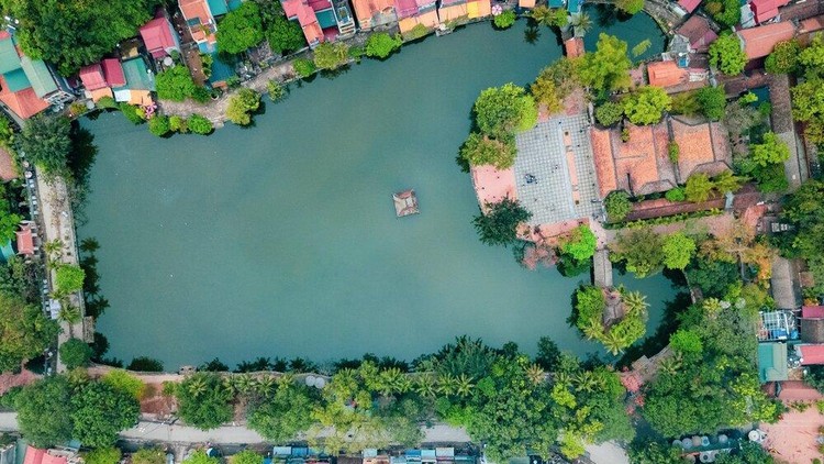 Chùa Thầy nhìn từ trên cao.