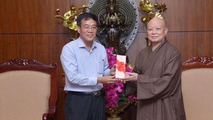Ông Nguyễn Duy Tân trao quà đến Hòa thượng Thích Lệ Trang nhằm chia sẻ với đoàn Đại biểu Phật giáo TP.HCM tham dự Đại hội Phật giáo toàn quốc lần thứ IX
