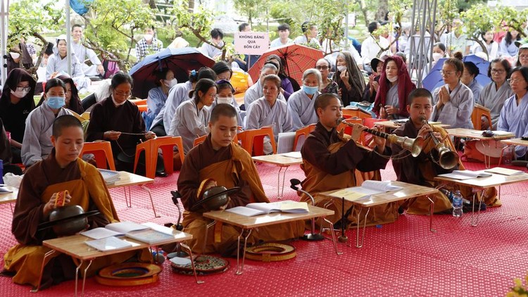 Quý Ni sư trụ trì Đại Bảo tháp Mandala Tây thiên thực hiện khóa lễ cầu nguyện trước thời khắc quan trọng rót đồng vào khuôn tượng.