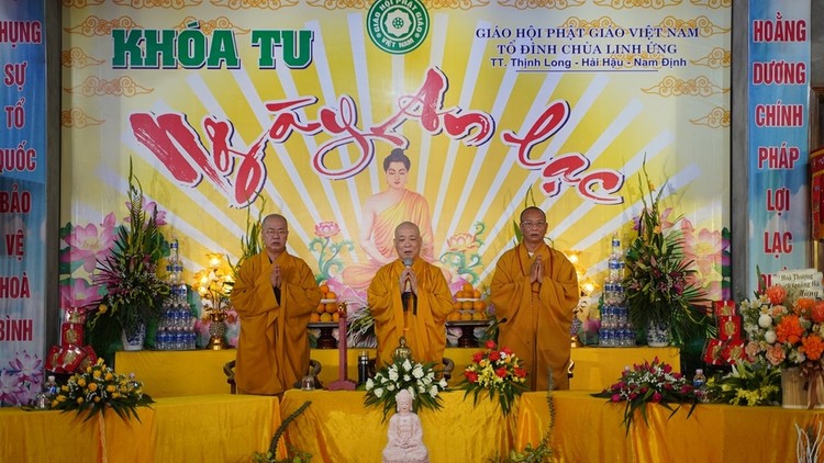 Nam Định: Hàng nghìn Phật tử tham dự khóa tu 'Một ngày an lạc' tại chùa Linh Ứng
