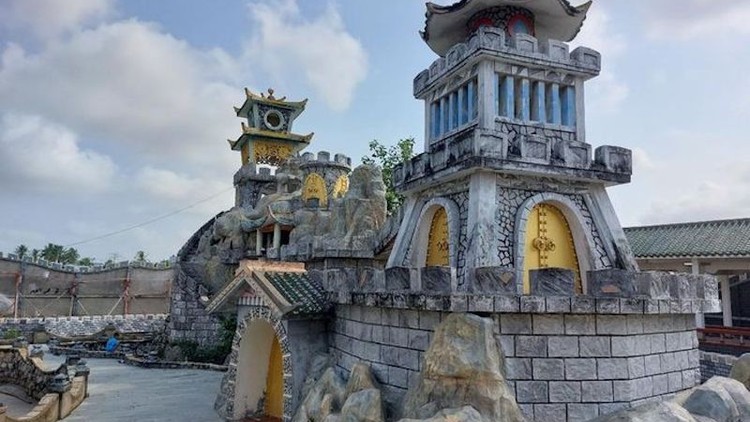 Khuôn viên của chùa vô cùng rộng lớn với nhiều tiểu cảnh thiên nhiên xinh đẹp