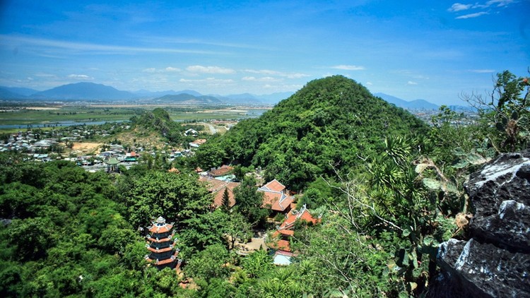 Nằm trên ngọn Thủy Sơn thuộc danh thắng Ngũ Hành Sơn, chùa Tam Thai được xem là ngôi chùa cổ nhất của thành phố Đà Nẵng.