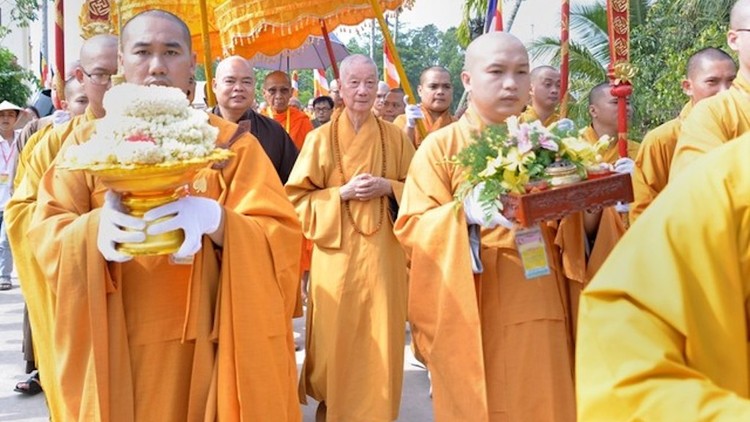 Cung nghinh Đức Pháp chủ và chư vị giáo phẩm Hội đồng Chứng minh GHPGVN quang lâm lễ đường Học viện Phật giáo Nam tông Khmer tại TP.Cần Thơ.