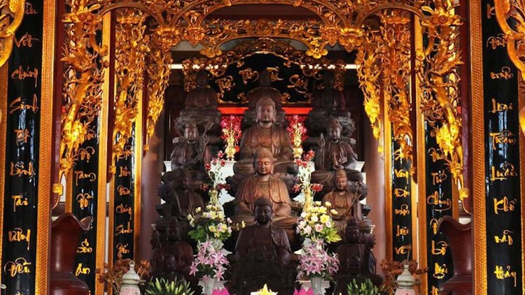 Hệ thống tượng bằng gỗ dâu nguyên khối nhiều nhất là một trong những kỷ lục của chùa.