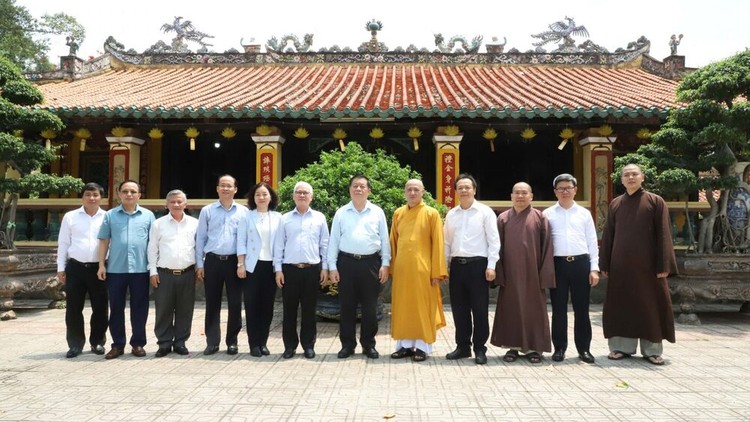 Đoàn công tác chụp ảnh lưu niệm tại chùa.