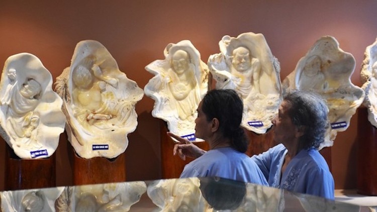 Tượng điêu khắc 18 vị La-hán trên vỏ ốc tai tượng mang về từ đảo Trường Sa.