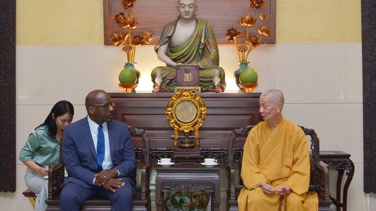 Đức Pháp chủ GHPGVN tiếp phái đoàn USCIRF.