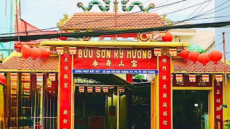 Cổng Chùa Đất Sét.