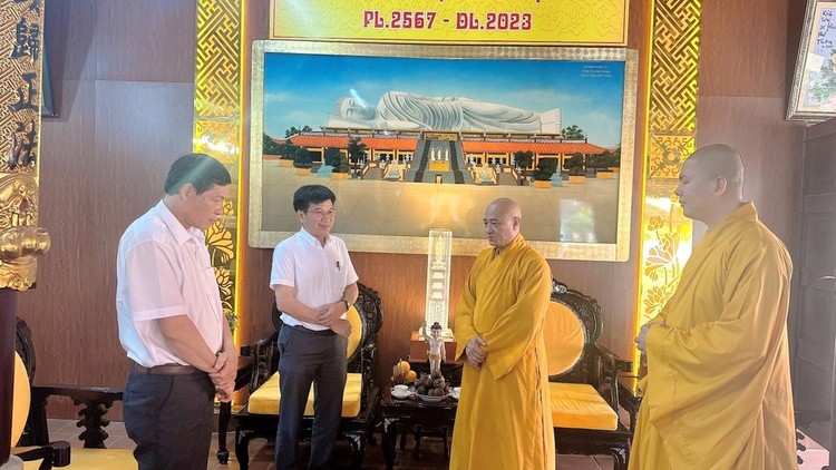 Ban Tôn giáo Chính phủ thăm và chúc mừng Phật đản GHPGVN tỉnh Bình Dương