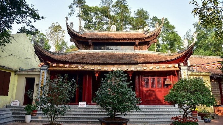 Chùa Tiêu tọa lạc trên lưng chừng núi thuộc xã Tương Giang, huyện Từ Sơn (Bắc Ninh), mặt hướng ra dòng sông Tiêu Tương, phong cảnh sơn thủy hữu tình.