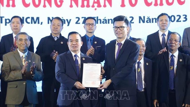 Lãnh đạo Ban Tôn giáo Chính phủ trao quyết định cho Ban điều hành Tổng hội Hội thánh Phúc âm Toàn vẹn Việt Nam. 