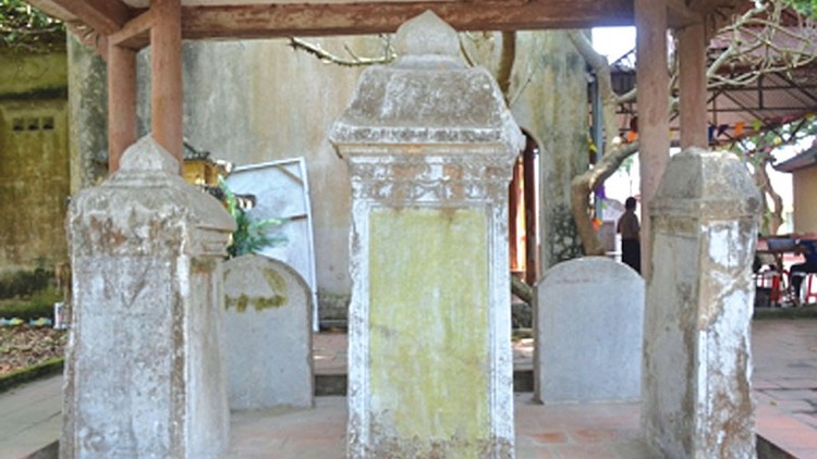 Hệ thống bia đá ghi lại lịch sử sửa chữa cầu Hồ ở chùa Giáo Đường