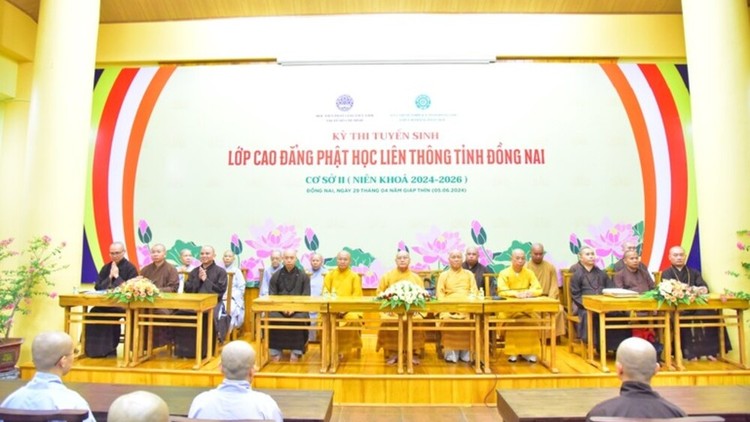 Chư tôn đức chứng minh Lễ khai mạc kỳ thi tuyển sinh Lớp Cao đẳng Phật học liên thông tỉnh Đồng Nai (2024-2026). 