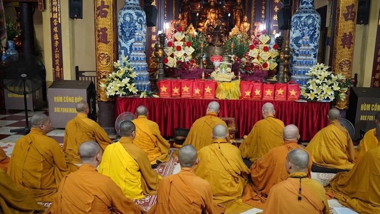 Chư tôn đức Tăng trường hạ tùng lâm Quán Sứ trong Lễ Tự tứ, kết thúc khóa An cư kiết hạ.