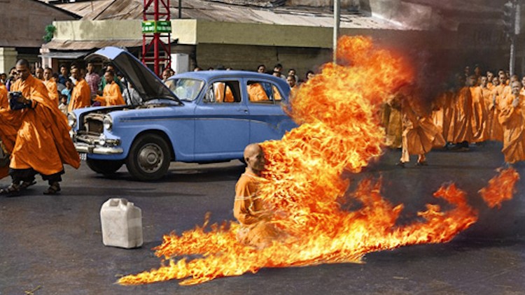 Bức ảnh Hòa thượng Thích Quảng Đức tự thiêu để phản đối đàn áp Phật giáo năm 1963 - Ảnh: Malcolm Browne