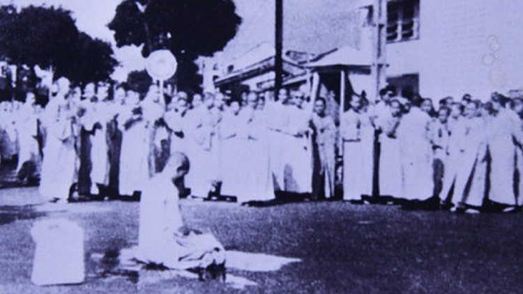 Bồ-tát Thích Quảng Đức ngồi kiết già niệm Phật, chuẩn bị tự thiêu - Ảnh: Nguyễn Văn Thông