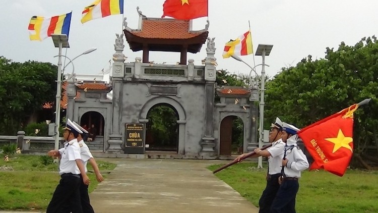 Tiến bước quân kỳ trước chùa Trường Sa Lớn.