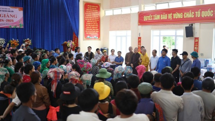 Đại diện đoàn thăm hỏi bà con vùng bão lũ xã Bản Liền, tỉnh Lào Cai.