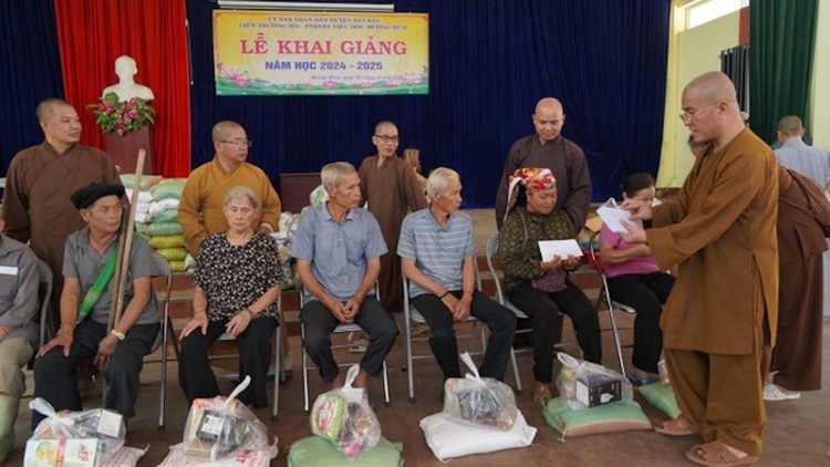 Trao quà đến những gia đình khó khăn ảnh hưởng do bão lũ.