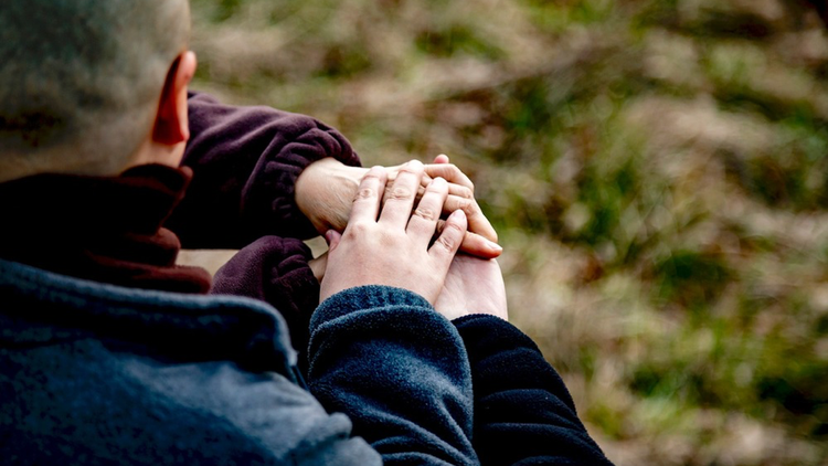 Nhờ thấu cảm mà niềm tin giữa con người trong xã hội được thiết lập và các mối quan hệ này được nuôi dưỡng ngày càng bền chặt hơn nhờ chất liệu yêu thương.