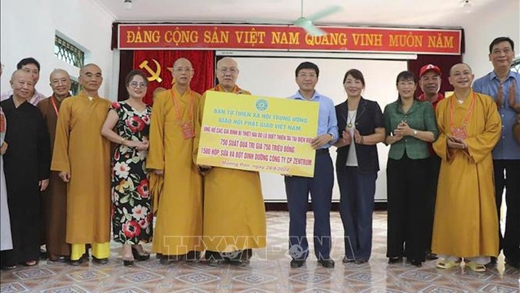 Ban Từ thiện xã hội Trung ương Giáo hội Phật giáo Việt Nam trao biểu trưng các suất quà cho người dân vùng lũ Mường Pồn (Điện Biên).