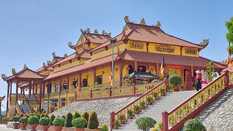 Chùa Núi Nổi được xây dựng mới với kiến trúc rất đẹp.