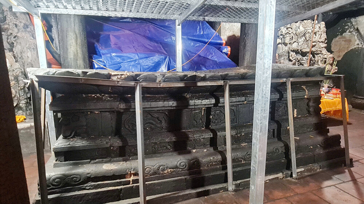 Bảo vật quốc gia bệ đá hoa sen được gia cố bằng khung sắt. 