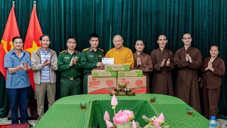 GHPGVN tỉnh Thanh Hoá thăm, tặng quà các chiến sĩ