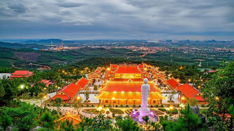 Chiêm ngưỡng Tam Bảo “Đại hùng Bảo điện” Chùa Ba Vàng