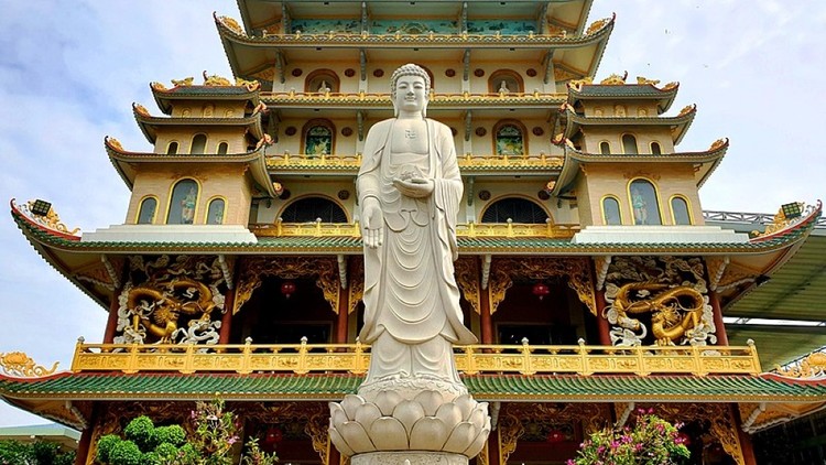 Chùa Vạn Đức – Chùa có chánh điện cao nhất Việt Nam