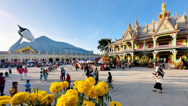 Hàng ngàn người đổ về ngôi chùa có tượng Phật nằm lớn nhất Việt Nam dịp đầu năm mới