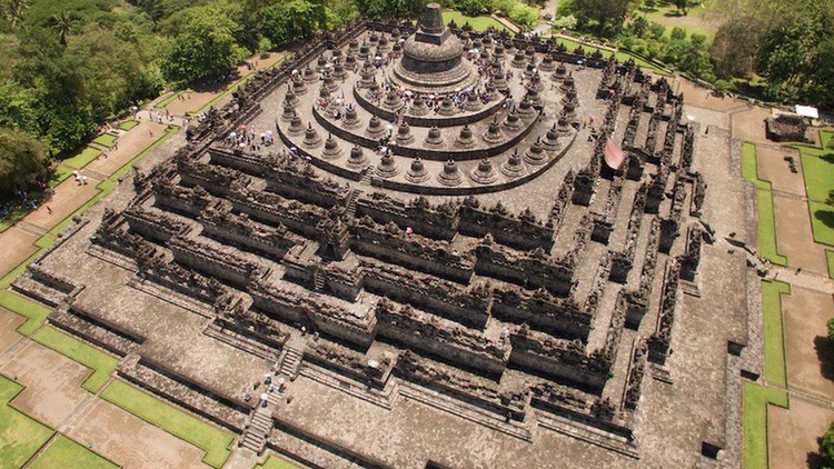 Tọa lạc trên đảo Java của Indonesia, 40km về phía tây bắc của Yogyakarta, Borobudur là ngôi chùa Phật giáo lớn nhất và nổi tiếng nhất trên thế giới.