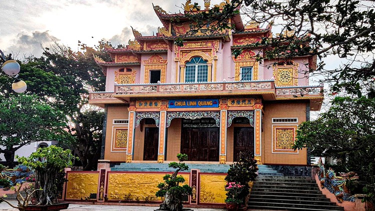 Ngôi chùa cổ kính giữa biển khơi