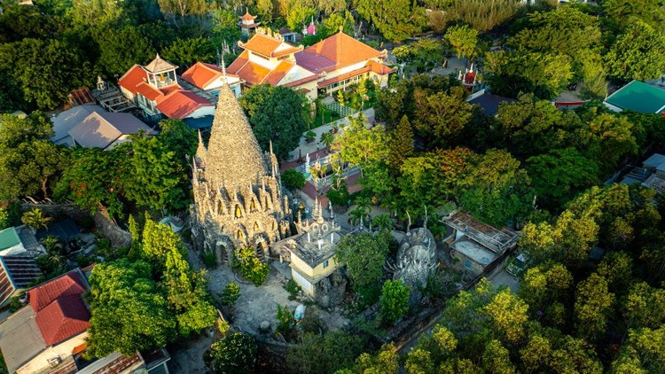 Khám phá nét độc đáo của Chùa Ốc tại Cam Ranh