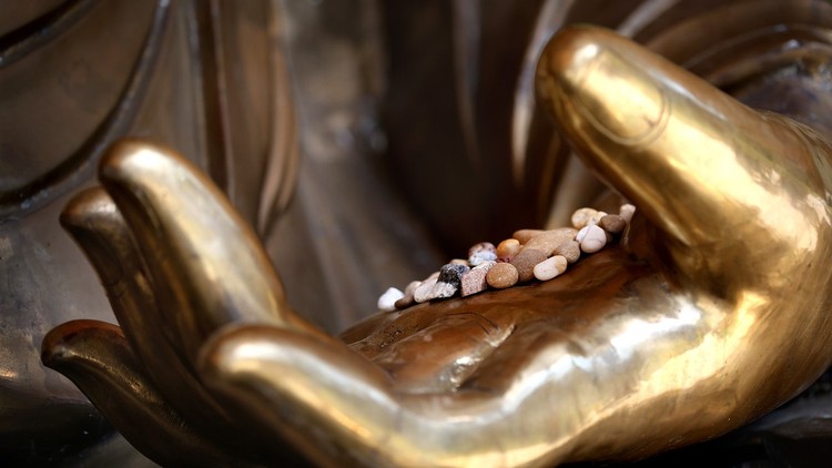 Buông bỏ nhẹ nhàng, con đường giải thoát sẽ hiện ra